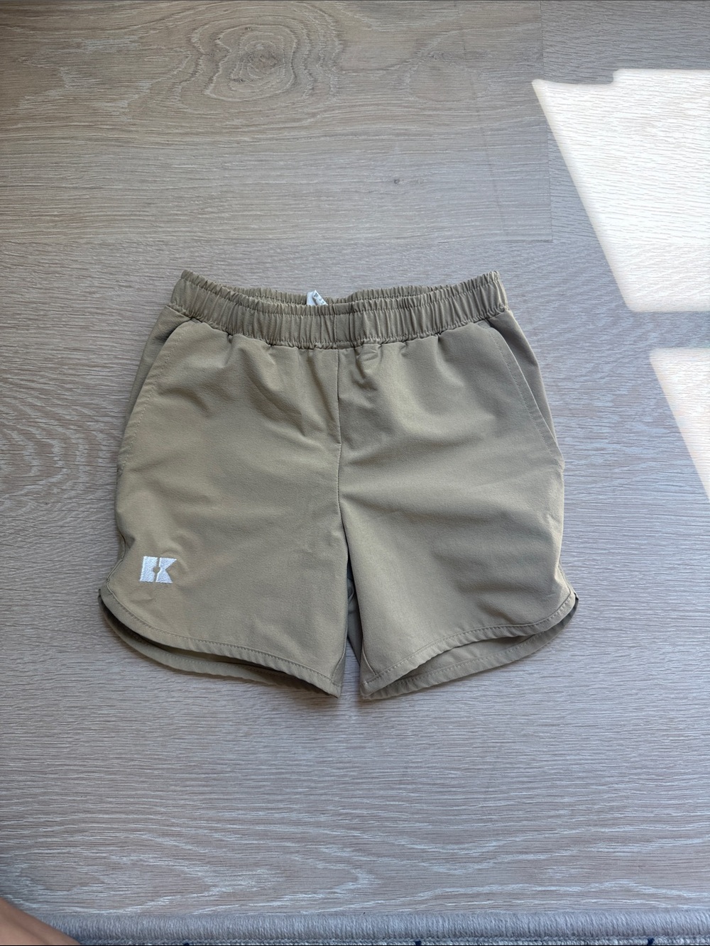 Courtside tennis shirt Tan Elastic-Waist Shorts for Kids
